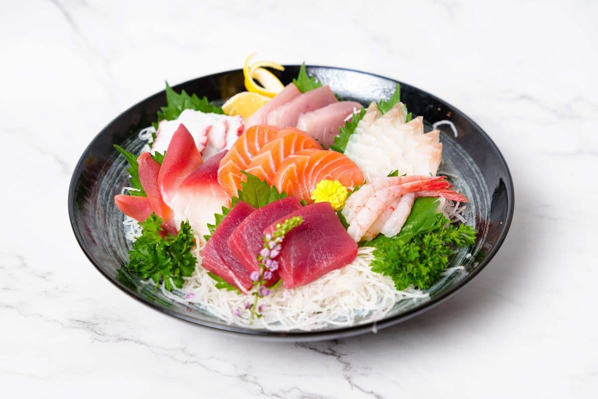 Assorted Sashimi (18 Pcs)