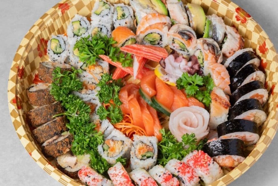 V9 (70mcx): 36 Maki + 12 Hosomaki + 22 Sashimi