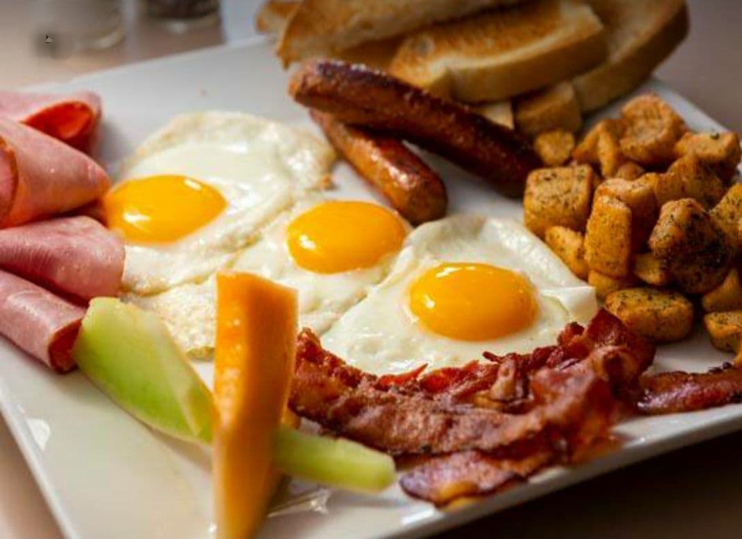 Déjeuner de trois oeufs et deux choix de viande ou fromage / Three Eggs and Two Choices of Meat or Cheese Breakfast