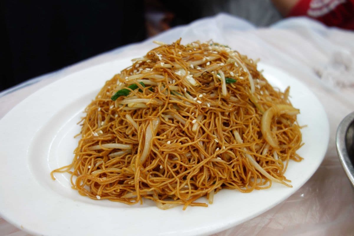 P18. Fried Noodles in Soya Sauce with Beansprouts and Green Onions