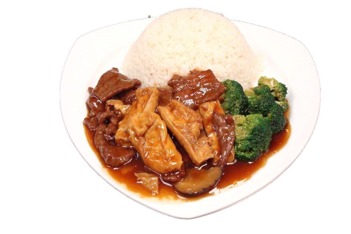 281. Beef or Chicken Fried Bean Curd on Rice 紅燒豆腐牛肉或雞片飯