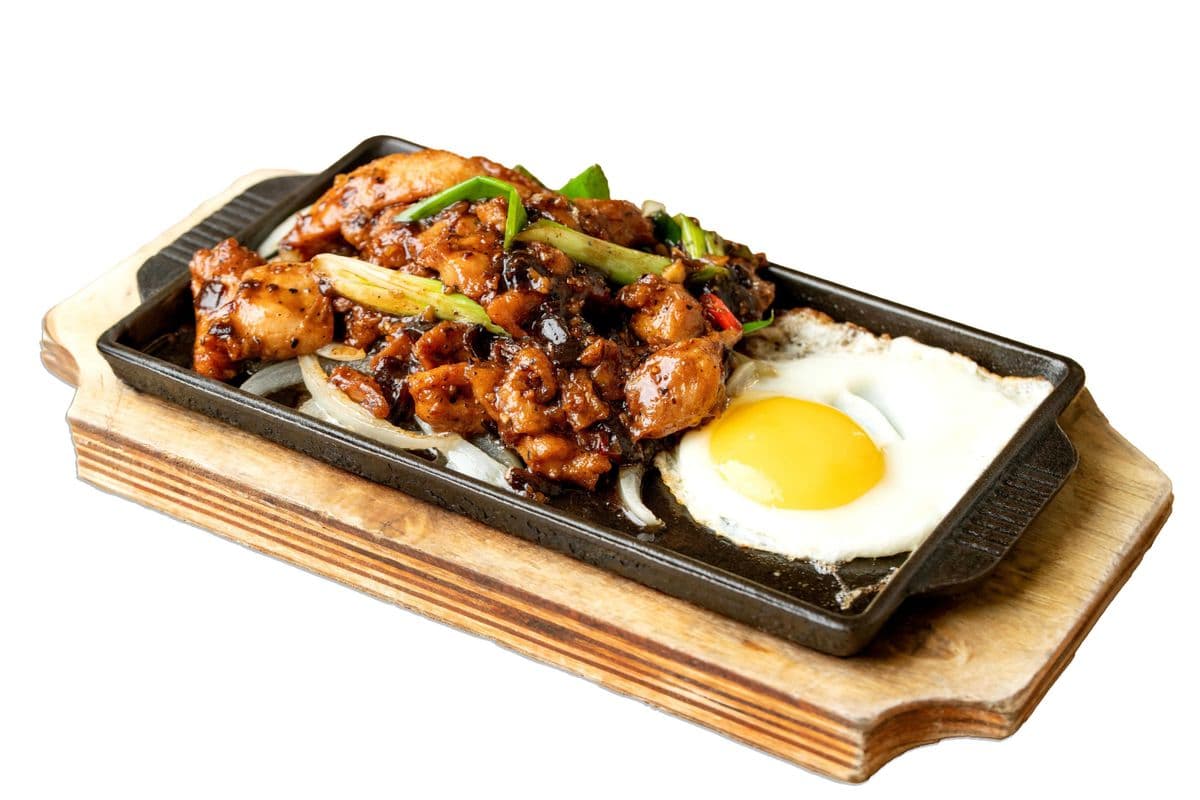 Hot Pan Stir-Fried Chicken with Egg on Side (鐵板雞肉)