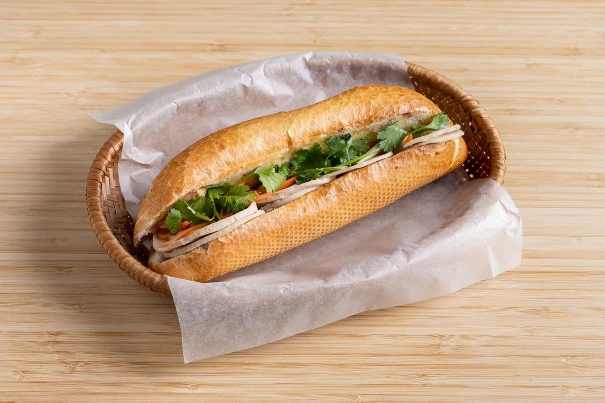 Banh Mi au saucisse vietnamienne / Vietnamese Sausage Banh Mi