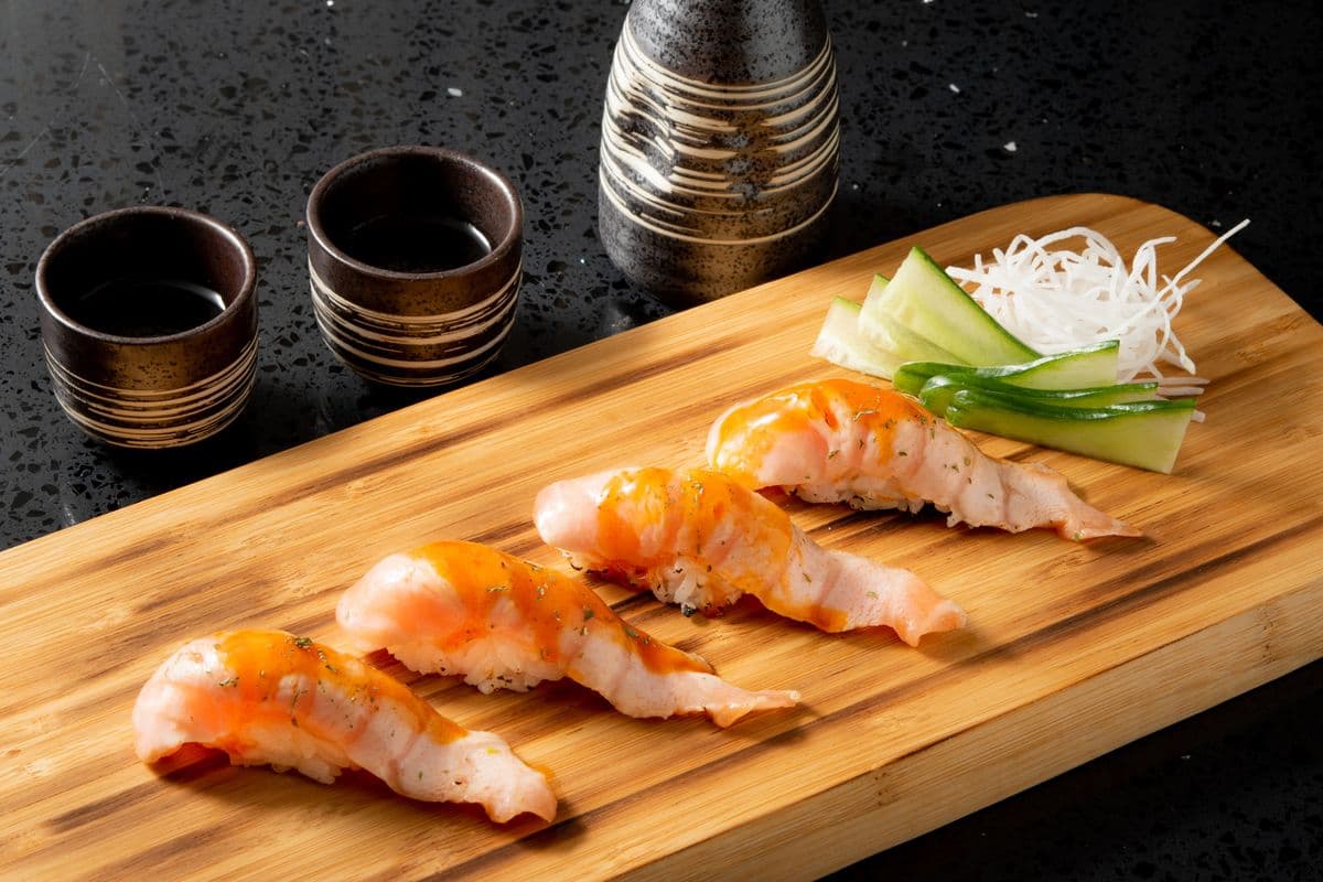 Flame-Torched Salmon Sushi (4pcs) (A615)