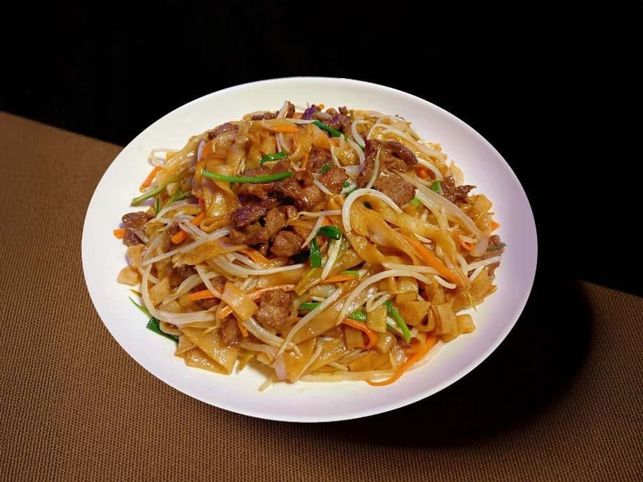 Stir-fried rice noodles with beef slice / 干炒牛河