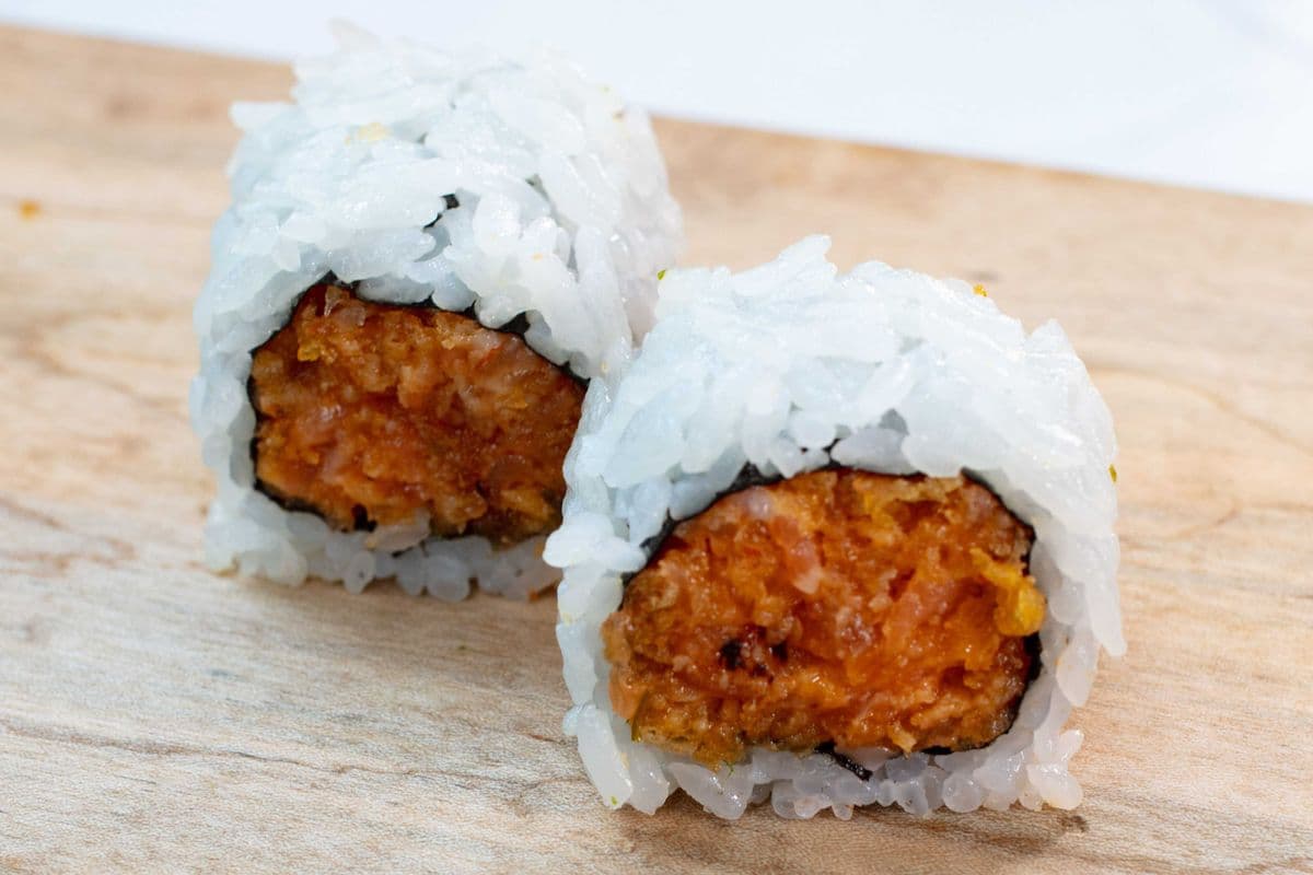 Spicy Salmon Rolls (6 pcs)