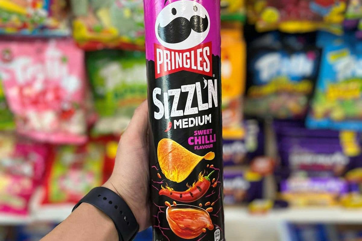 (UK) PRINGLES SIZZL'N MEDIUM SWEET CHILLI - 180G