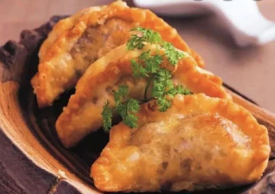 E13. Handmade Chicken Dumplings (12 pcs)