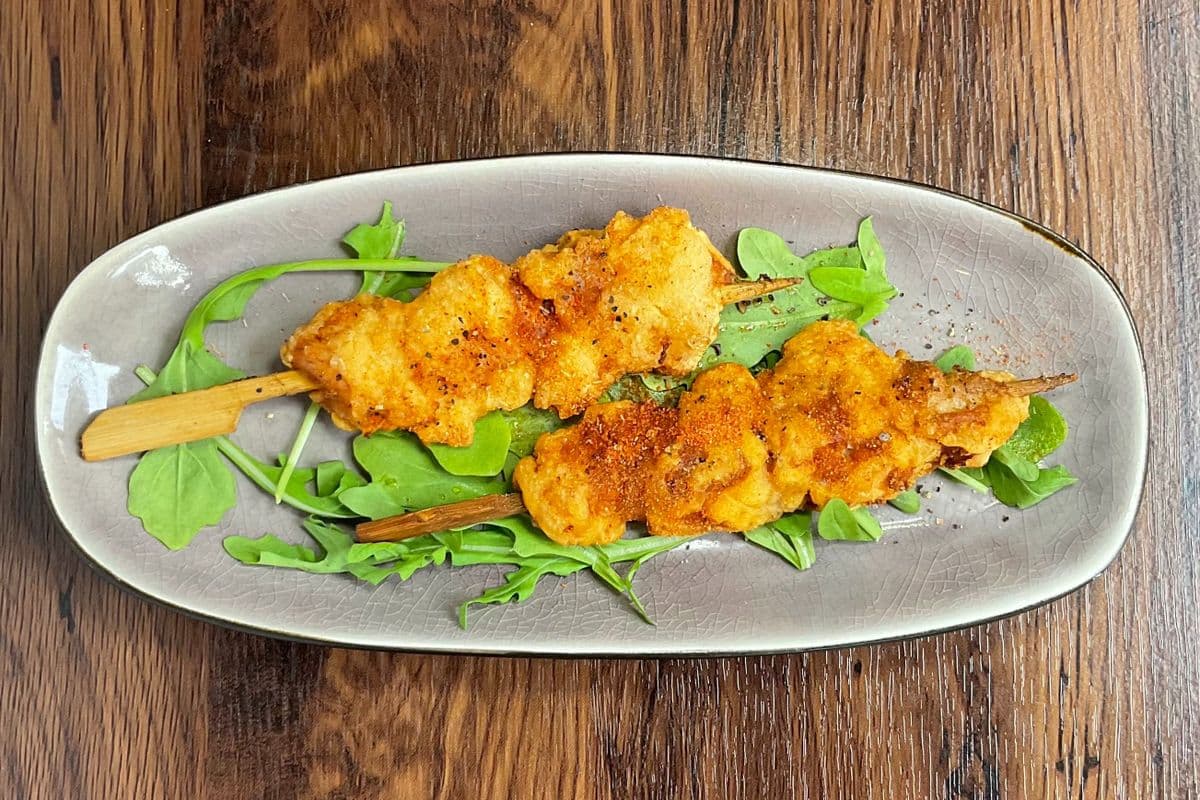 76.Brochettes de poulet frit/ Fried chicken stick(2pcs)