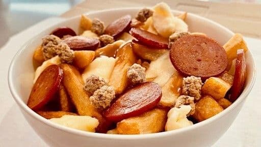 Grande Poutine Boeuf Haché et Saucisse / Large Poutine Ground Beef and Sausage