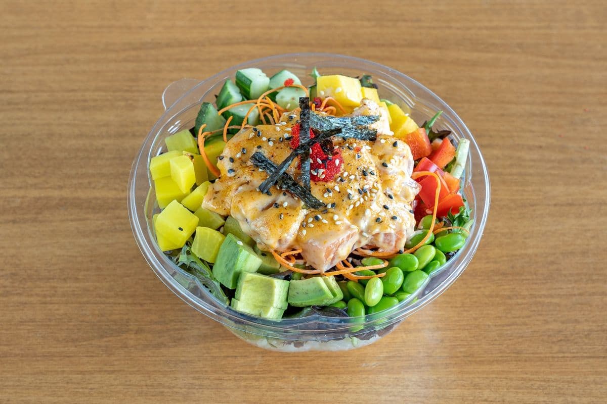 Chef Poké saumon flambé épicé / Spicy Torched Salmon Poké Chef