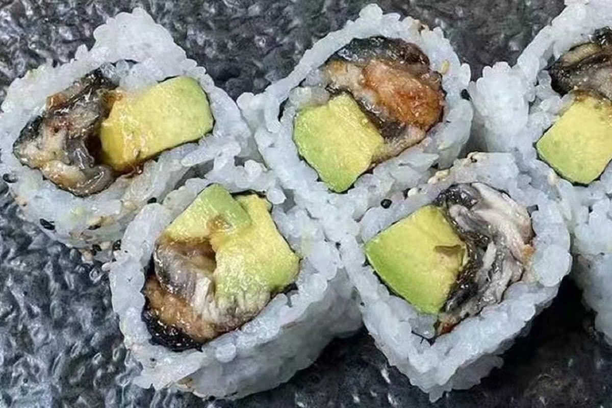 R07. BBQ Eel Avocado Roll 鳗⻥⽜油果卷