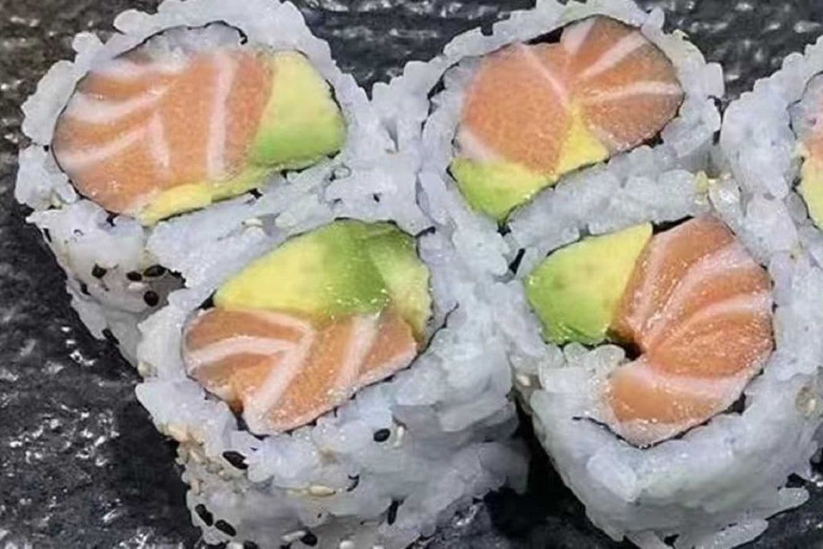R11. Salmon Avocado Roll 三⽂⻥⽜油果卷
