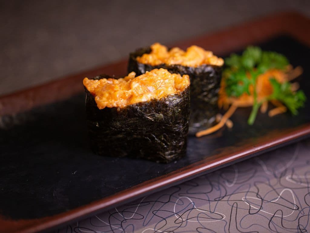 Spicy Salmon Sushi (2pcs)