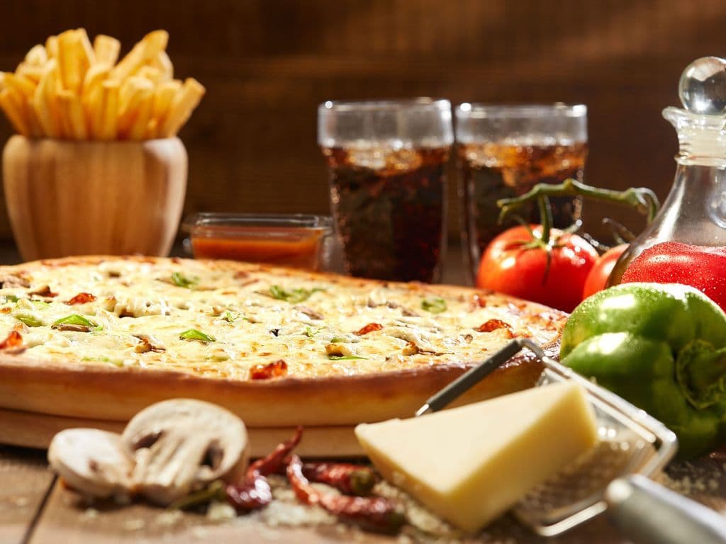 Pizza Large 16" avec Frites Familiales avec sauce BBQ et 4 breuvages