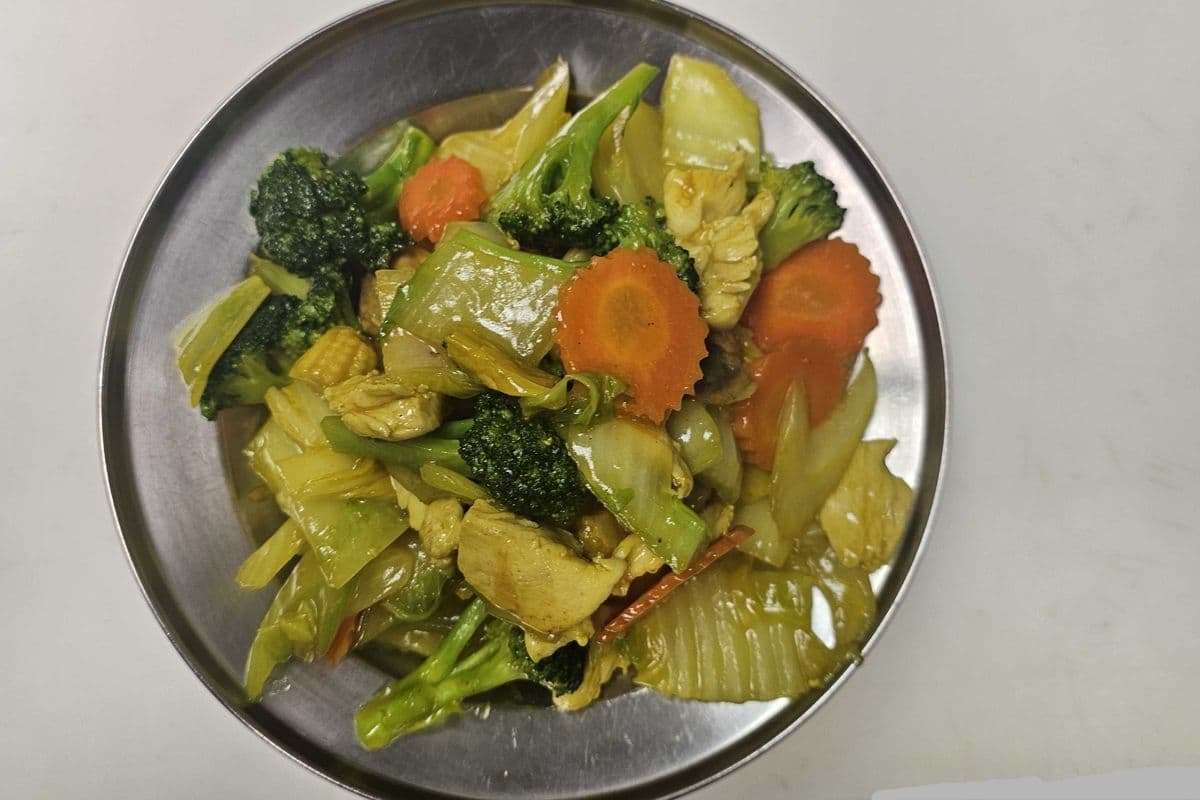 Curried Chicken and Vegetables (Jumbo onion, Napa, carrot, mushroom, celery, baby corn and broccoli)