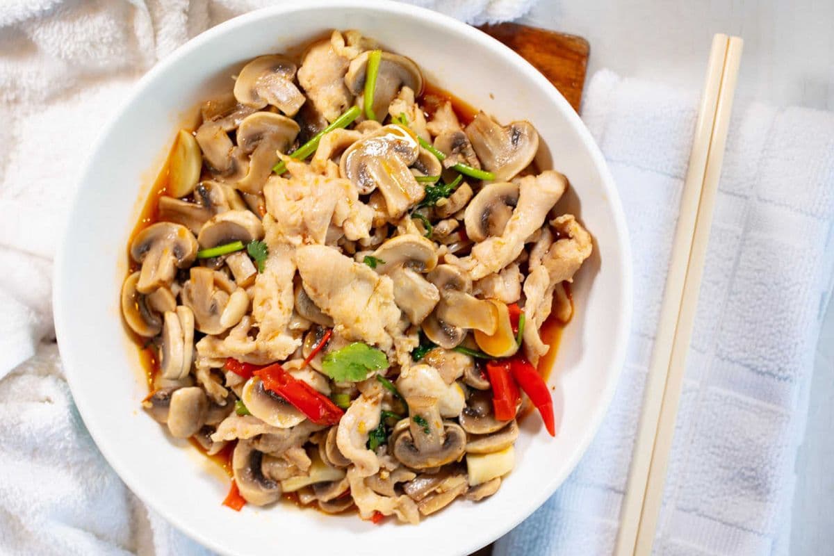 Stir Fried Mushrooms & Chicken with Homemade Chili Sauce 口味蘑菇鸡片