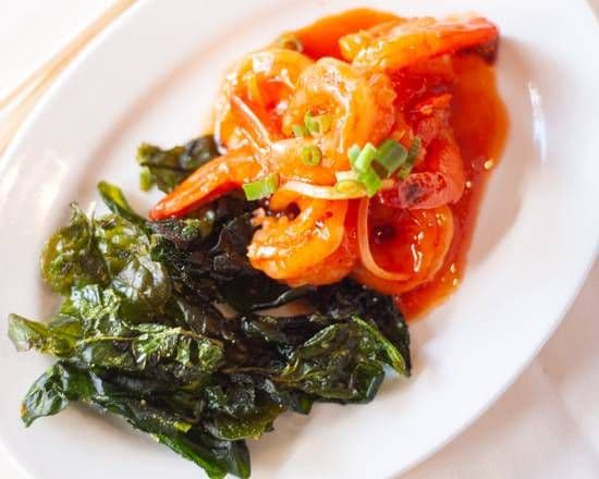 16. Grandes Crevettes Szechwan avec Épinards Croustillants / Jumbo Szechwan Shrimp with Crispy Spinach
