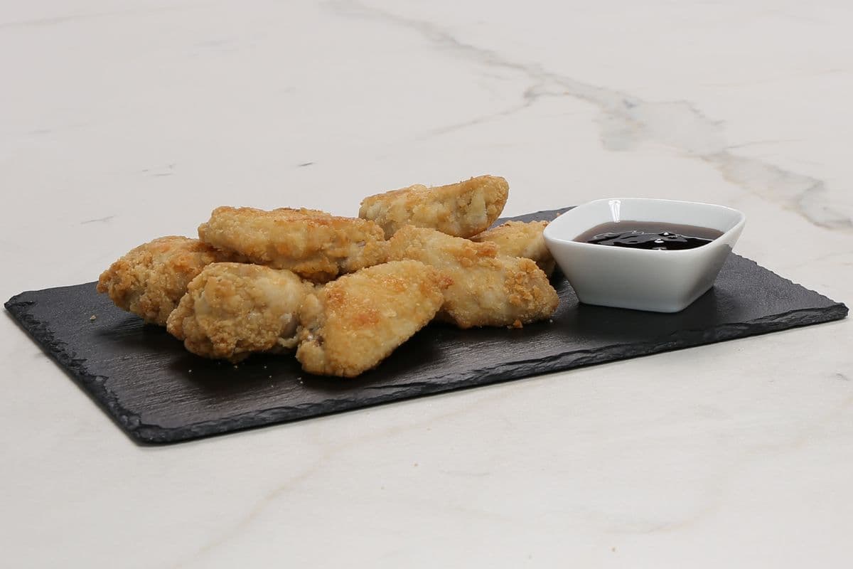 8 Crispy Chicken Wings with 1 Dipping Sauce On Side