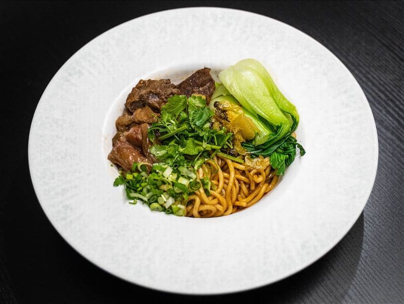Combo F05 Spicy Beef Shank & Tendon Dry Noodle (Spicy)(Peanut) F05 香辣半筋半肉乾拌麵(辣)(含花生) 配菜套餐