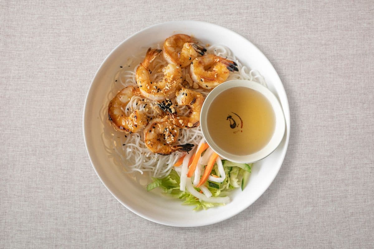 V6. Vermicelles avec poulet,boeuf et crevettes grill / V6. Vermicelli with chicken,beef and Shrimp