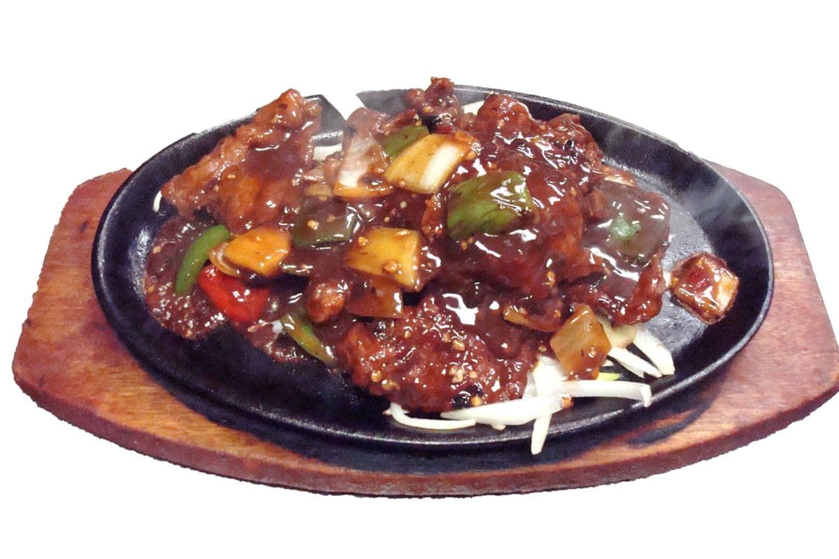 200. Mignon Steak with Black Bean Sauce 鐵板豉椒牛柳