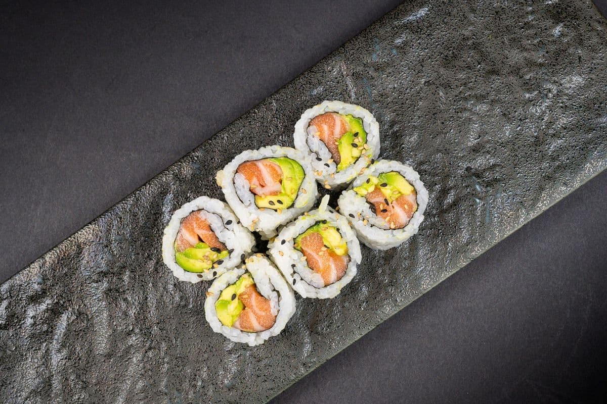 Salmon and Avocado Roll (8pcs)
