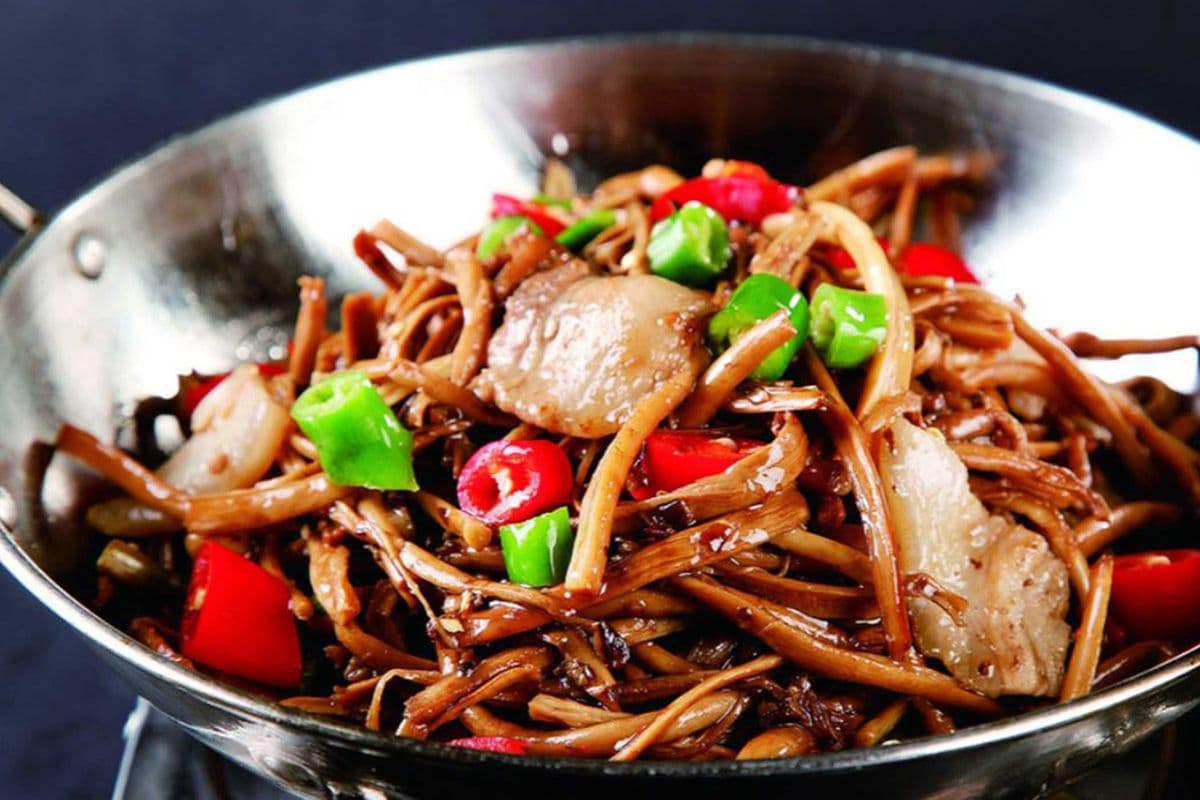 1. Griddle Cooked Glossy Ganoderma with Pork (干锅茶树菇)