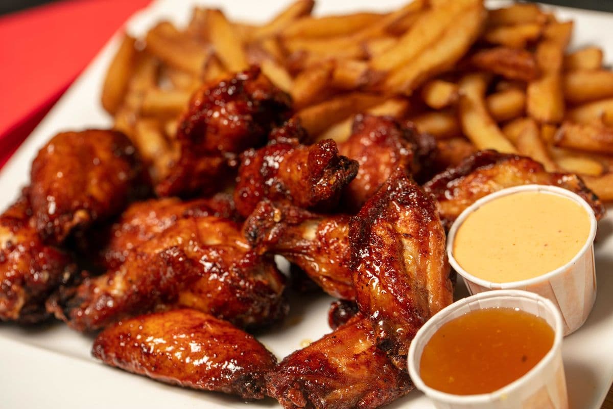 9 Ailes avec frites et salade de choux