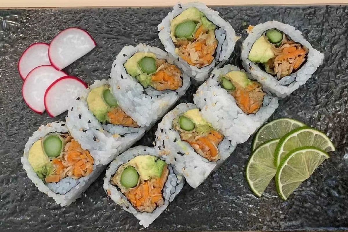 S13. Vegetables Dragon Roll 素⻰卷