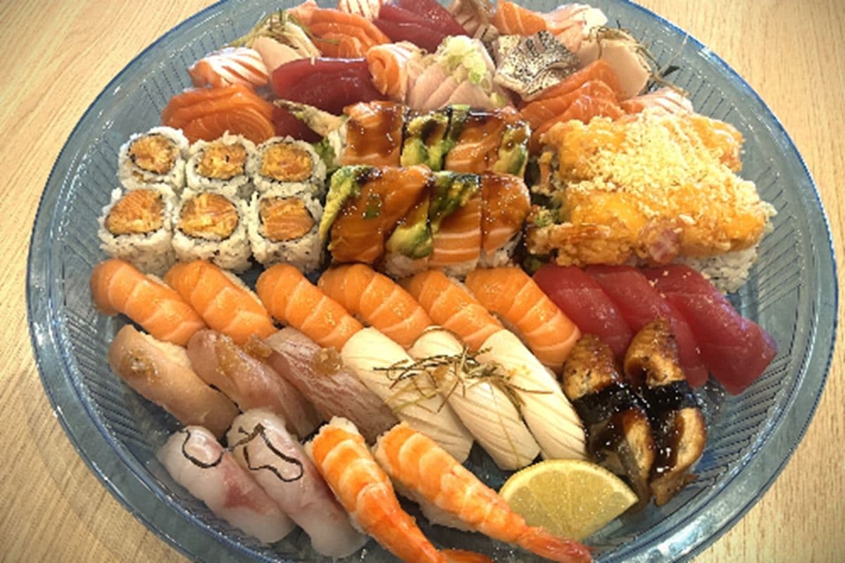 Small Sashimi, Sushi and Roll Tray (42 pcs)
