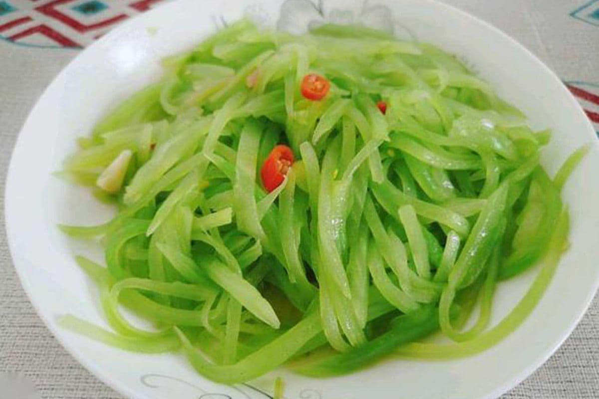 3. Stir Fried Lettuce with Roots (清炒莴苣)