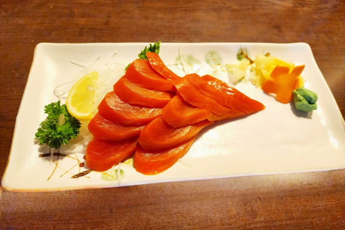 89. Salmon Sashimi (8 pcs)