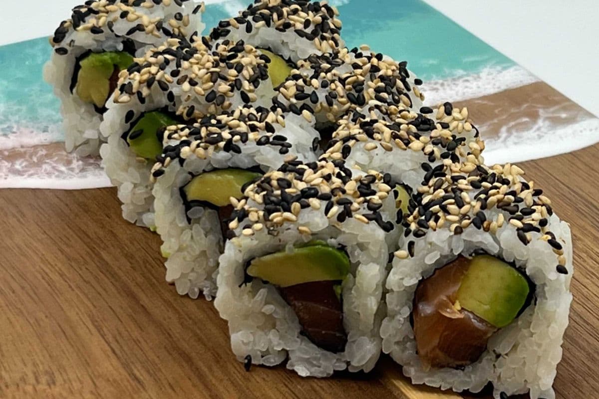 Avocado and Salmon Rolls (8 pcs)