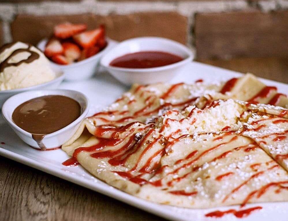 CRÊPE AUX FRAISES ET GÂTEAU AU FROMAGE / STRAWBERRY & CHEESECAKE CREPE