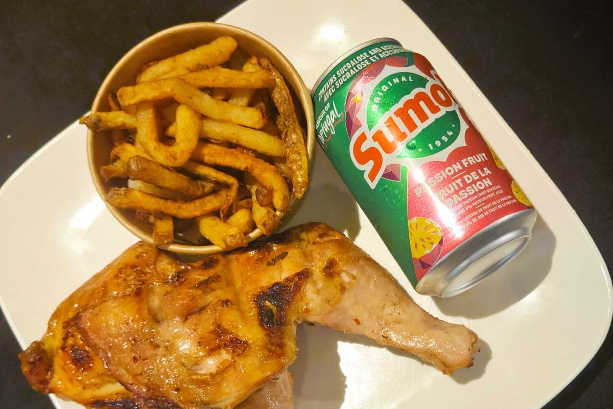 TRIO Cuisse de Poulet, Mini Frite, Boisson et Dessert / Our Chicken Leg Trio