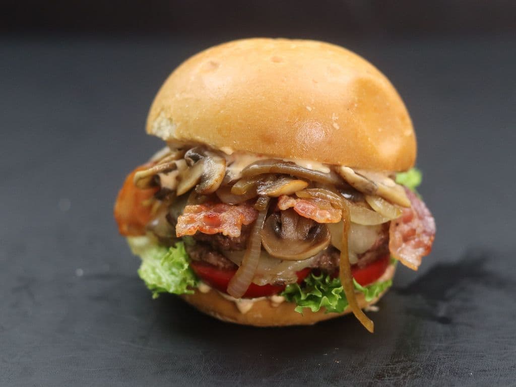 DELUXE BURGER
