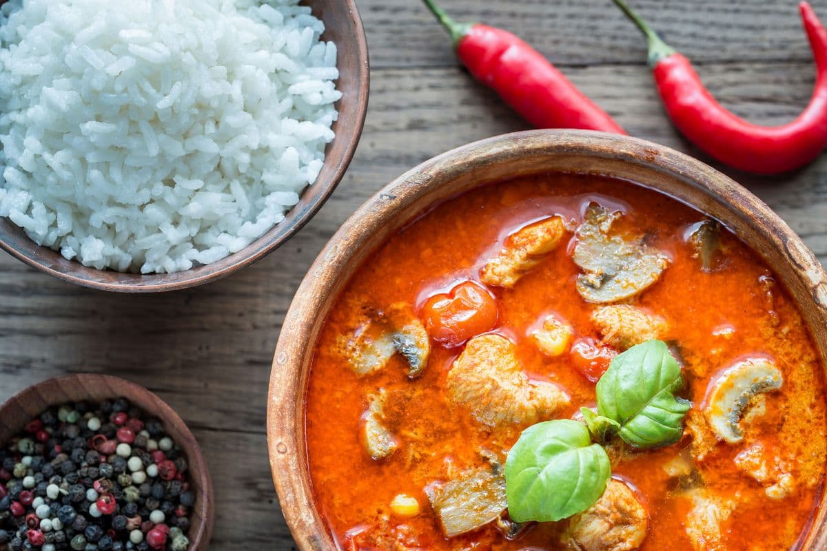 Tofu au curry rouge végétalien avec oignons, poivrons et feuilles de lime Kaffir / Vegan Red Curry Tofu With Onions, Peppers and Kaffir Lime Leaves