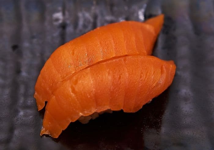 Smoked Salmon Sushi (2 pcs)