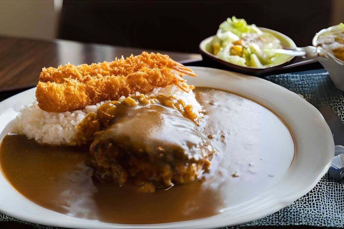 Hamburger Patty in Creamy Curry Sauce 自家製咖哩漢堡配炸蝦
