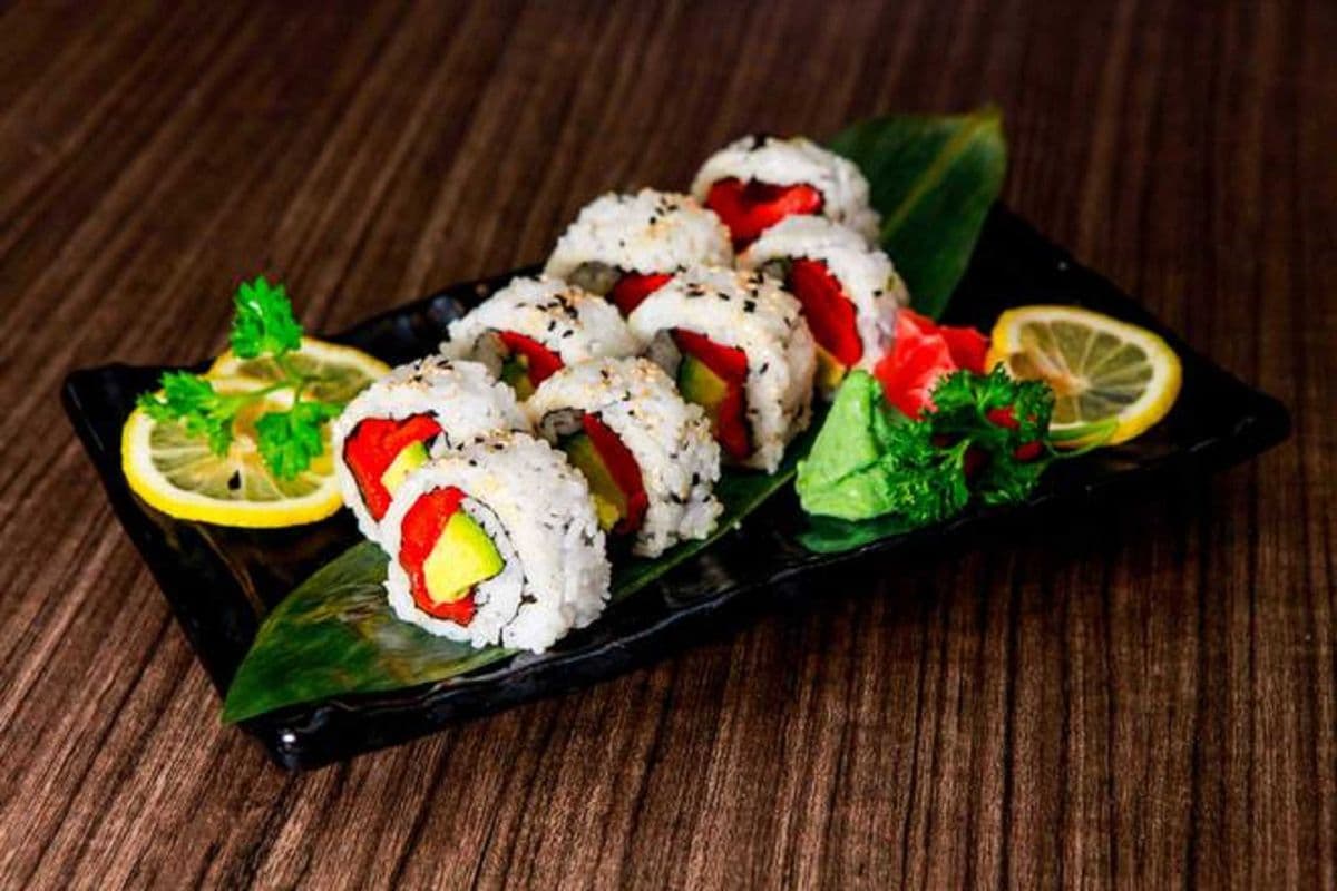 Roasted Pepper and Avocado Roll (6 pcs)