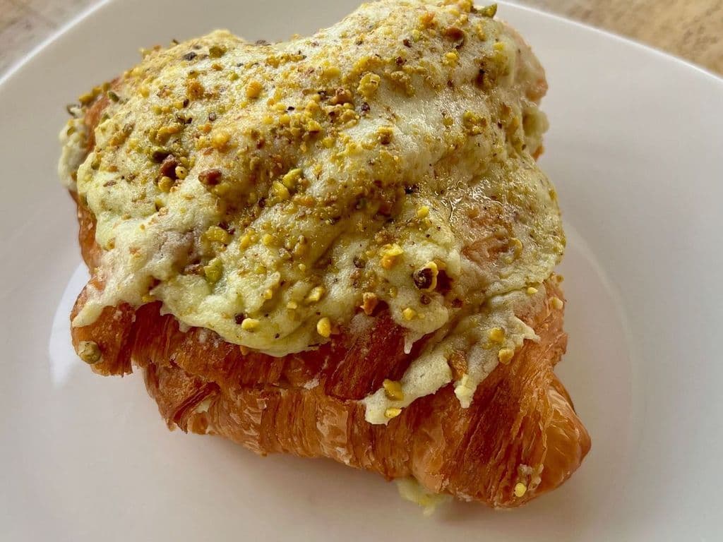 Pistachio croissant (V)