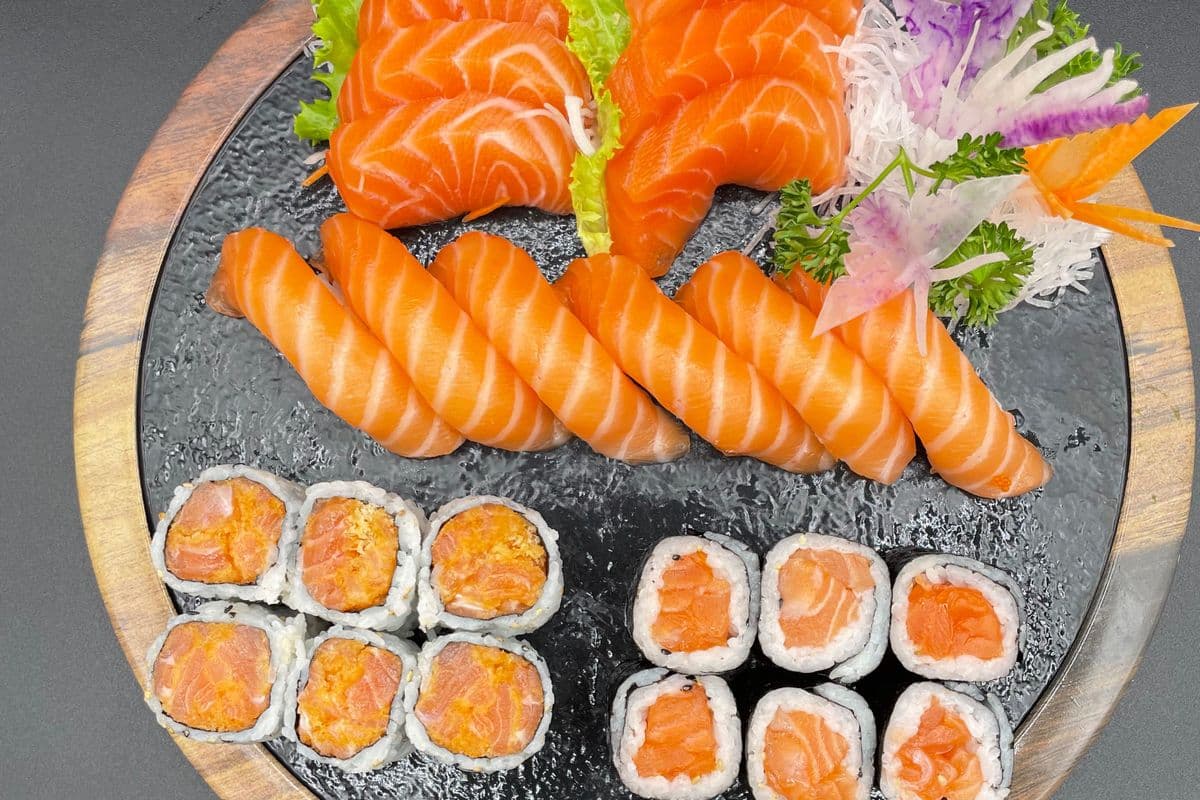 D4 Sashimi 6 pcs (Salmon 6pcs), Sushi 6 pcs (Salmon 6pcs), Roll 12 pcs (Salmon Roll 6 pcs, Spicy Salmon Roll 6 pcs)