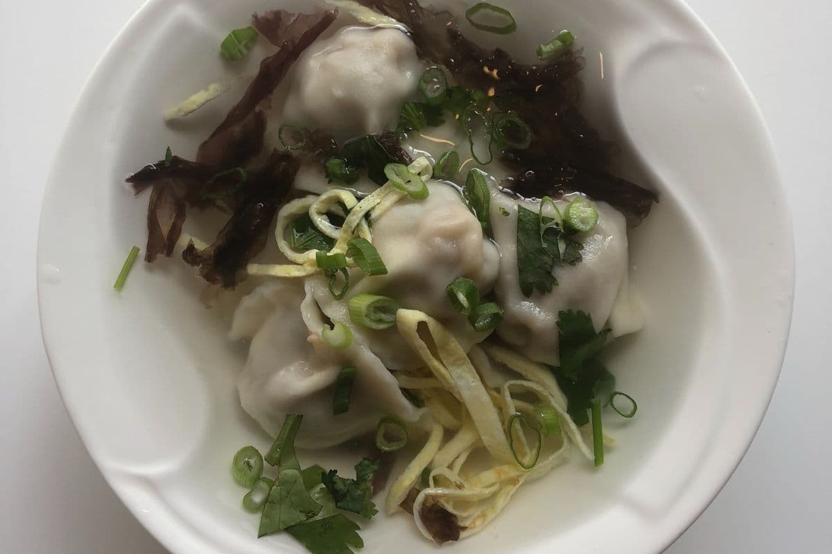 29a.(4mcxSoupe wonton aux légumes et au porc / Vegetable and Pork Wonton Soup(4pcs)