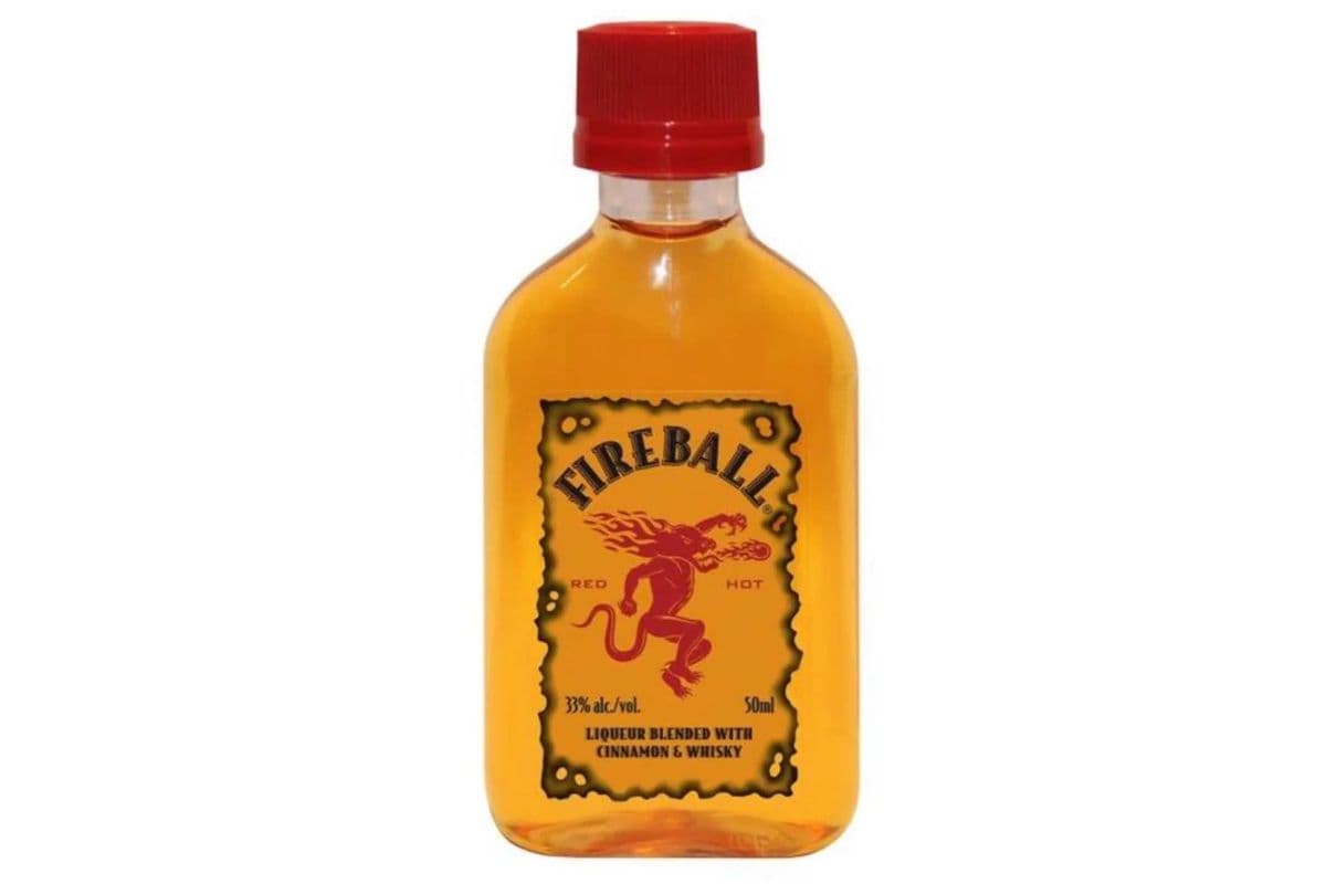 Fireball Cinnamon Whisky (2 oz Shooter) (1 x 50 mL)