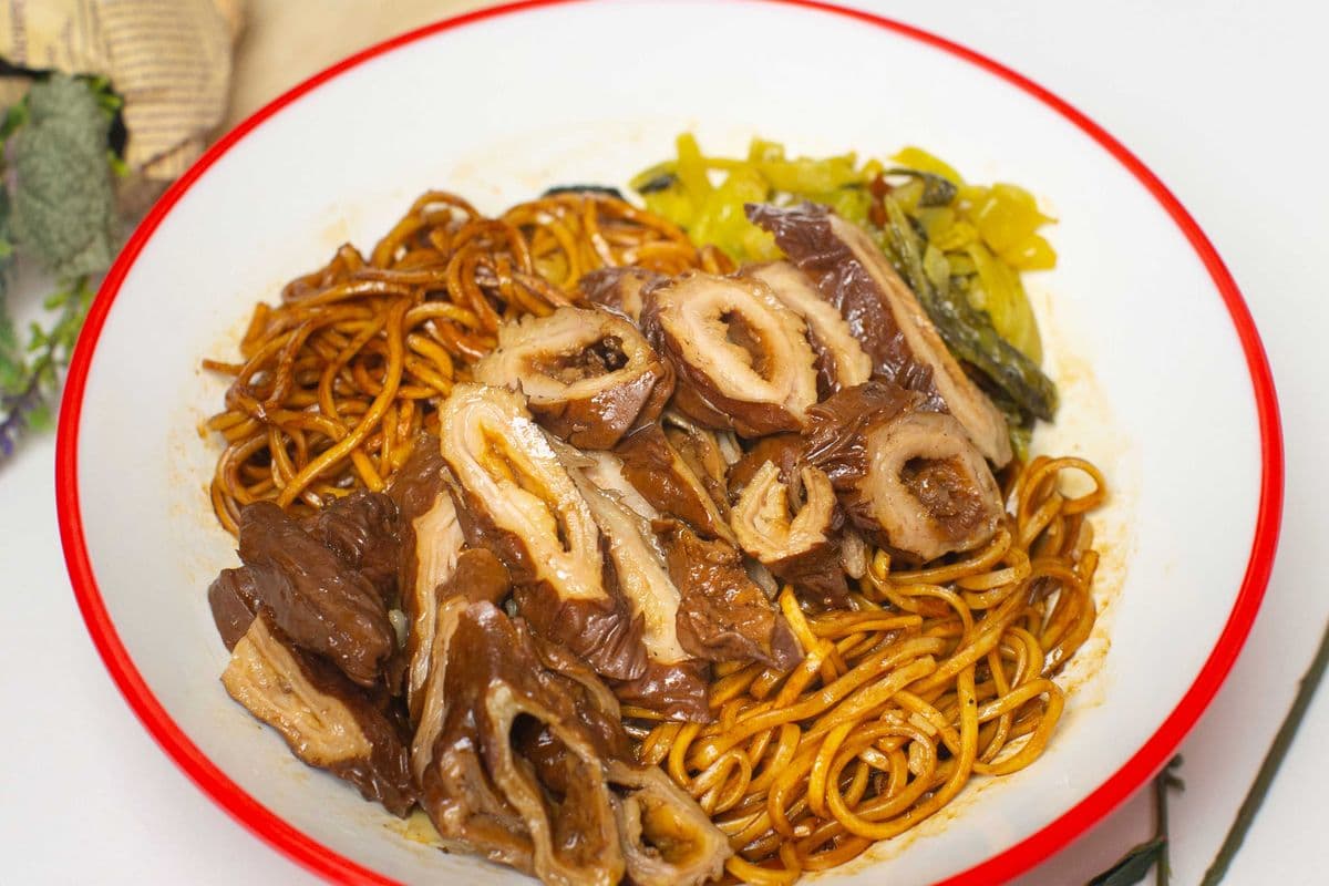 E10】Braised pork intestine on dry noodles卤大肠拌川(拌面