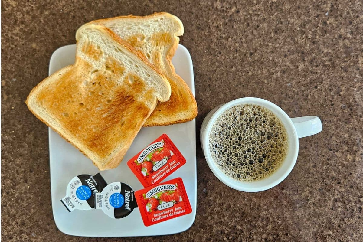 Toasts avec beurre, confiture et café / Toasts with Butter, Jam, and Coffee