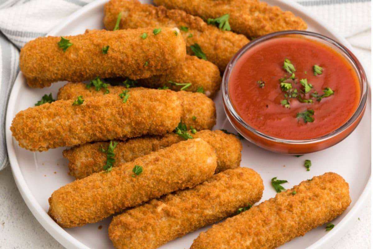 Mozzarella Sticks (8 pcs)