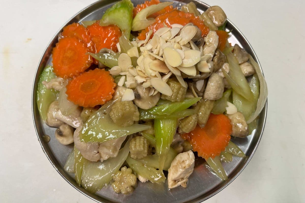 Chicken Guy Ding with Almonds (chicken, almond , baby corn, mushroom, carrot, red, yellow and green peppers) (20 oz)