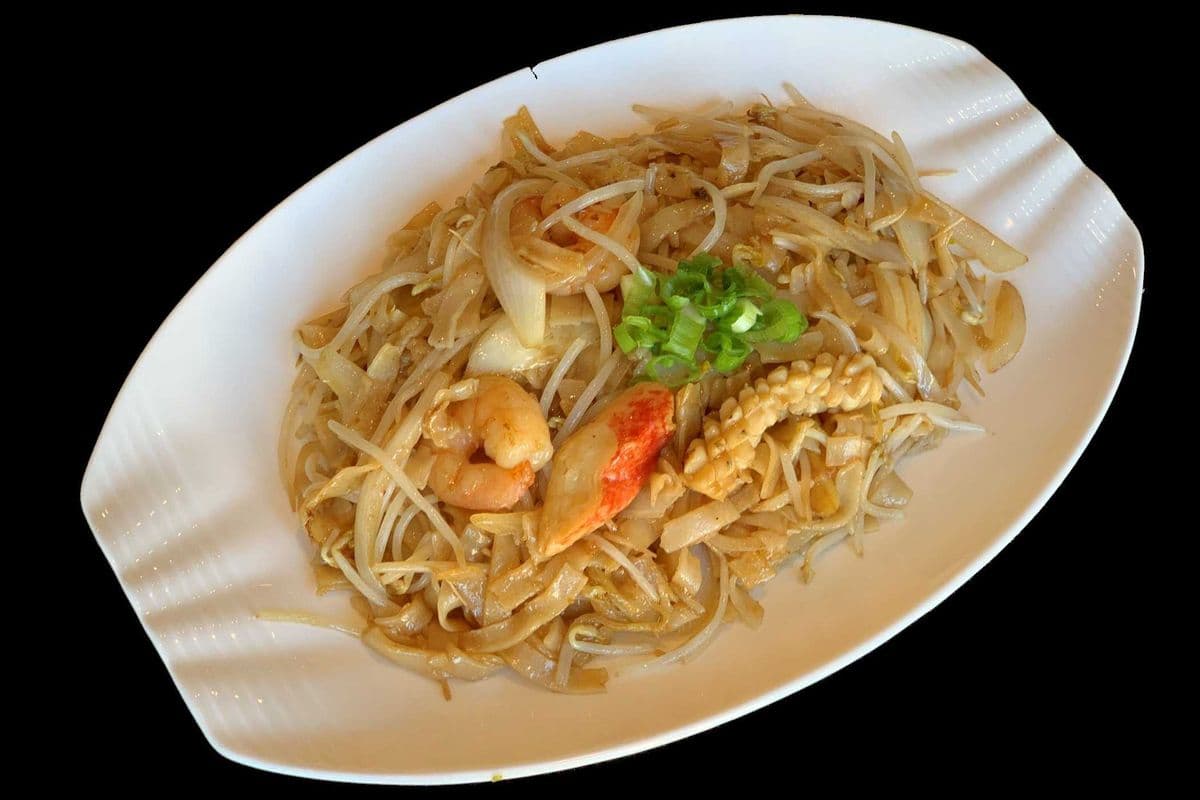 38. Fried Rice Noodle with Seafood and Bean Sprouts